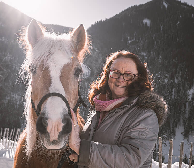 Gastgeberin Maria mit Pferd im Hotel brandgut in Viehhofen