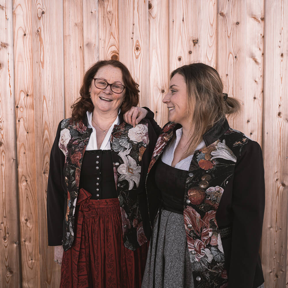 Zwei lachende Frauen in Tracht im brandgut in Viehhofen