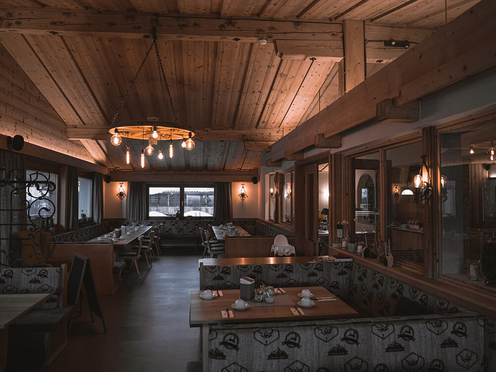 Übersicht Restaurant mit Tischen im brandgut in Viehhofen