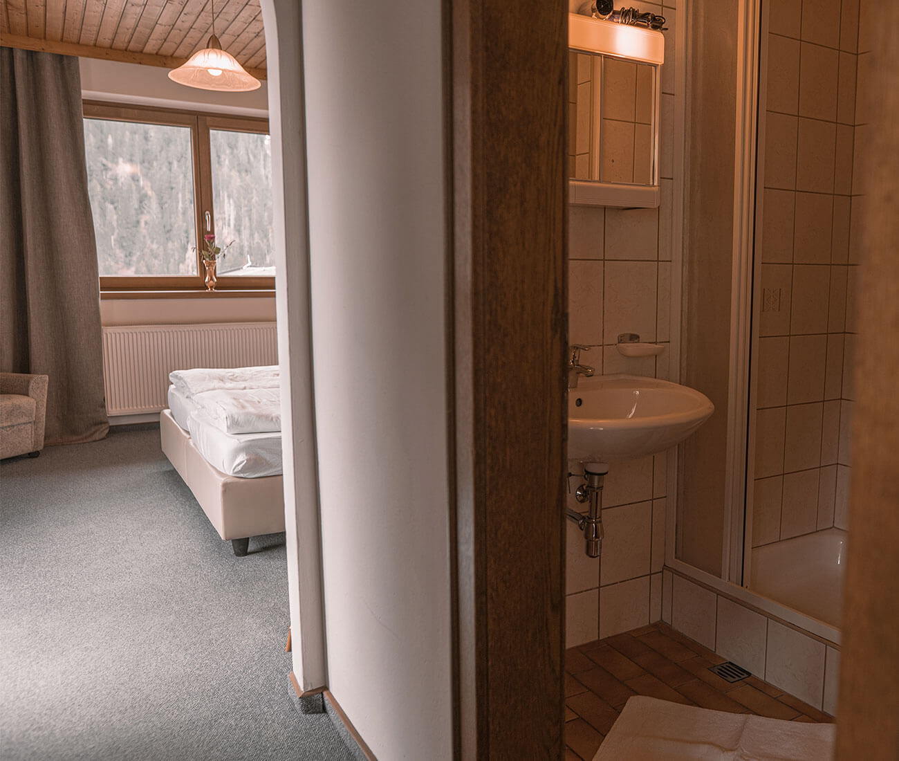 Blick ins Zimmer und Bad im brandgut in Viehhofen