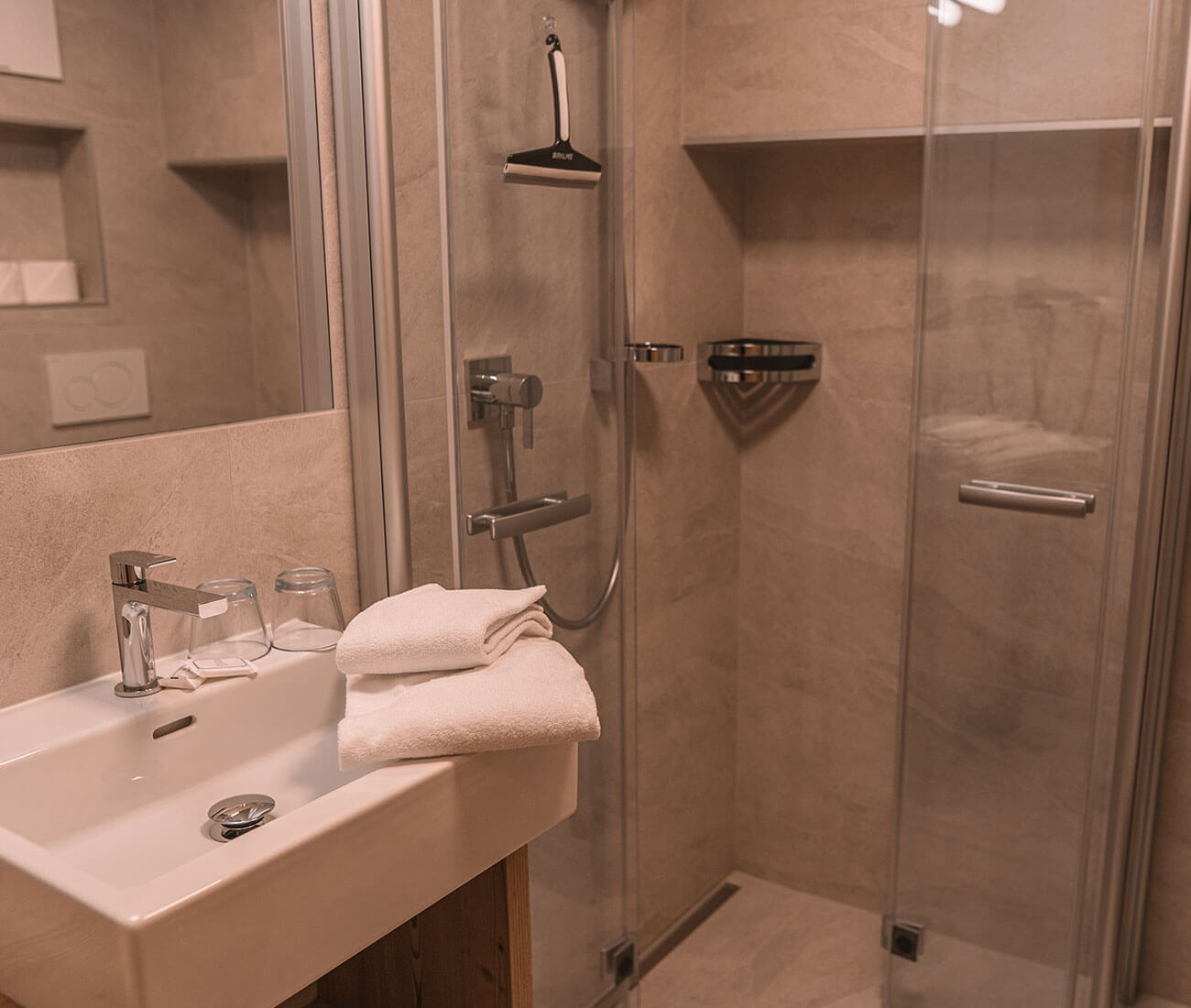 Badezimmer mit Dusche im Doppelzimmer im brandgut in Viehhofen