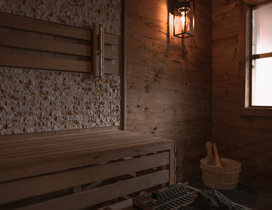 Detailaufnahme Innenbereich Sauna mit Sitzbank im brandgut in Viehhofen