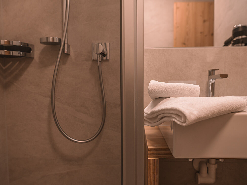 Detailaufnahme Badezimmer mit Handtuch und Dusche im brandgut in Viehhofen