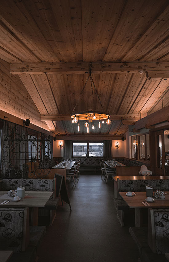Restaurant mit Holzdetails im brandgut in Viehhofen