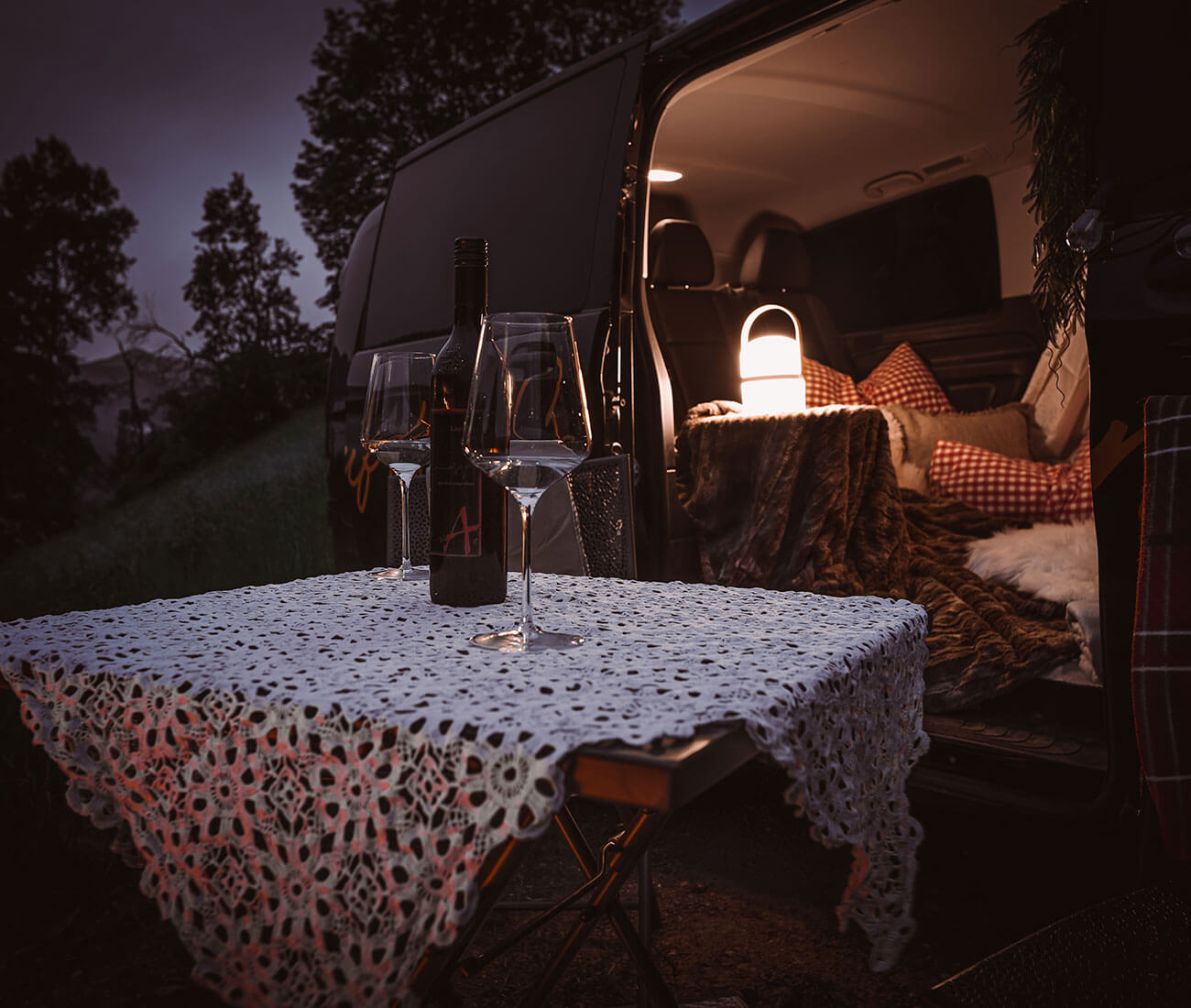 Tisch mit Weingläsern und Van im Hintergrund im brandgut in Viehhofen