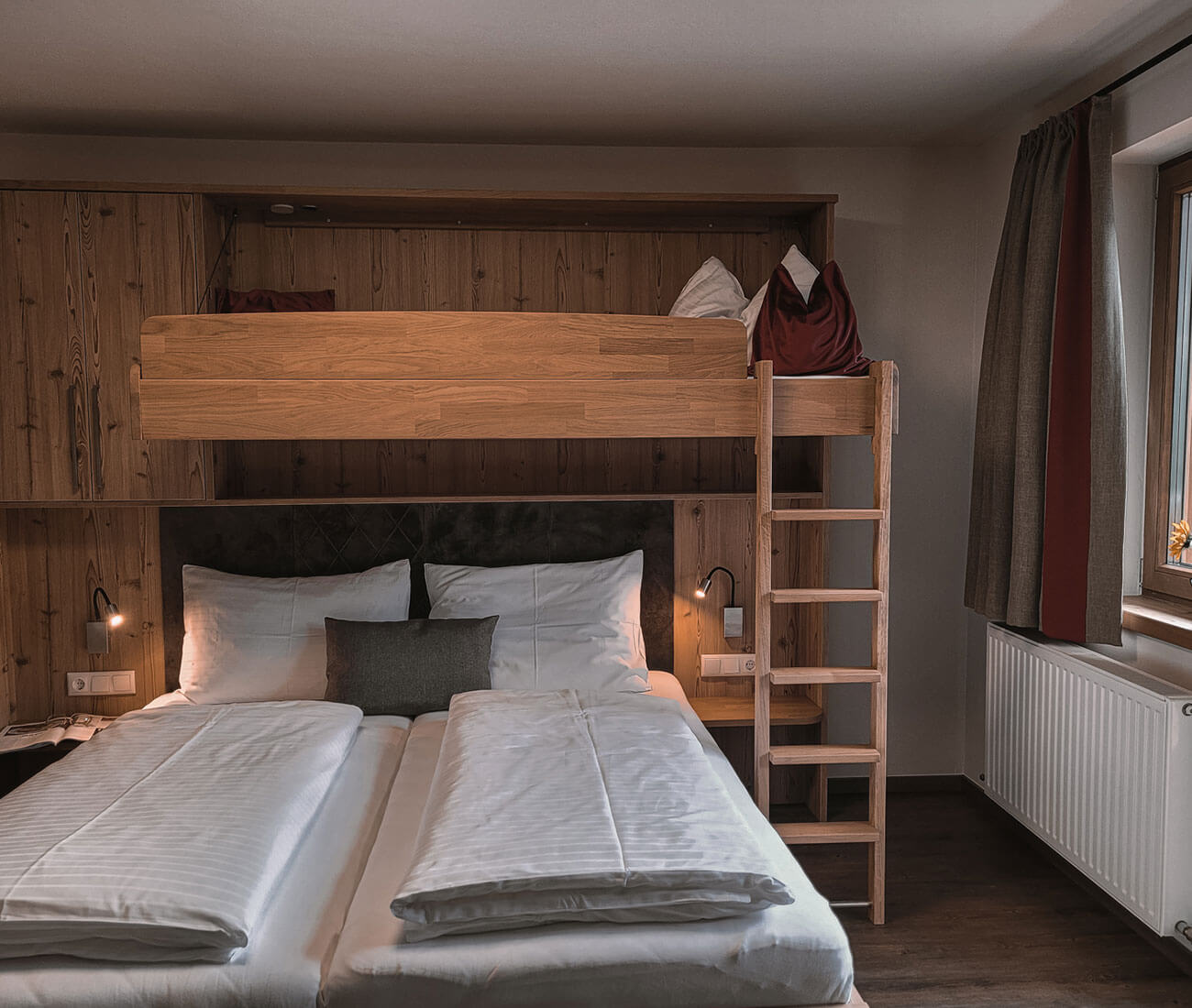 Doppelzimmer mit ausklappbarem Hochbett im brandgut in Viehhofen